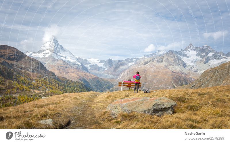 Erstaunliche Aussicht auf den Matterhorngipfel in den Schweizer Alpen, Schweiz wandern Natur Landschaft Himmel Sonnenlicht Winter Feld Wald Hügel