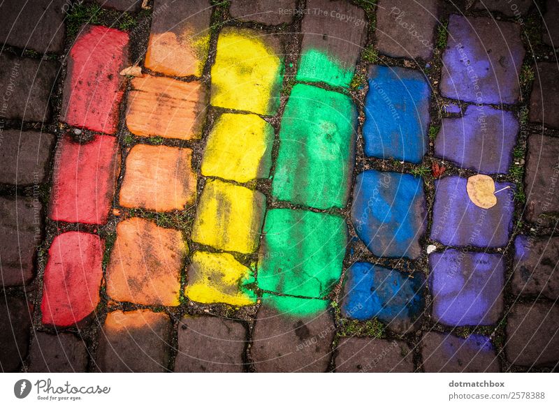 Toleranz Stadt Platz Kopfsteinpflaster Stein Zeichen Fahne Zusammensein blau gelb grün violett orange rot Gefühle Akzeptanz Liebe Menschlichkeit Solidarität