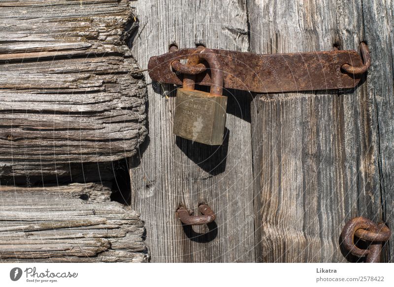 Verschlossen Hütte Scheune Stall Tür Tor Holz Rost Schloss alt Sicherheit Schutz Wachsamkeit Neugier entdecken geheimnisvoll Idylle Verbote Vergänglichkeit Zeit