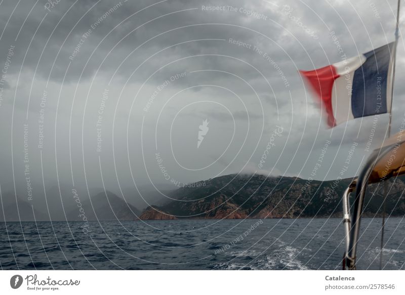 Die Tricolore weht bei Regenwetter an der Segelyacht Wassersport Segeln Natur Landschaft Luft Gewitterwolken Sommer schlechtes Wetter Felsen Berge u. Gebirge