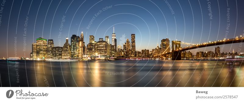 Panorama von Manhattam bei Sonnenuntergang. Nachthimmel Fluss Stadtzentrum Skyline Hochhaus Brücke Gebäude Architektur blau Farbe amerika Beleuchtung