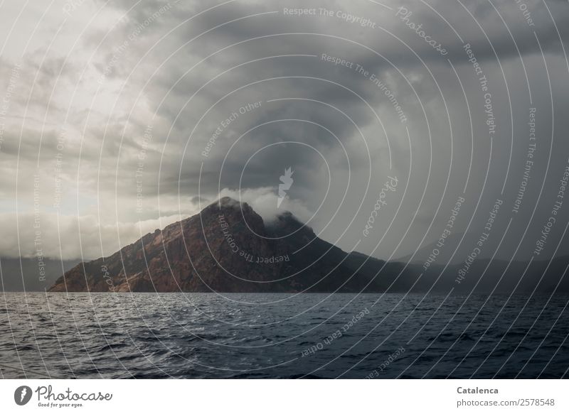 Wetterumschwung, ein Gewitter zieht auf übers Meer Landschaft Urelemente Wasser Wolken Gewitterwolken Sommer schlechtes Wetter Nebel Regen Felsen