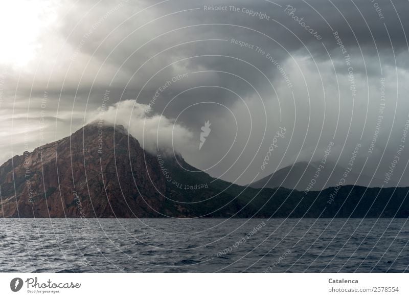 Scheinvulkan; gewittriger Himmel, Meer, am Horizont Berge Ausflug Insel Wellen Umwelt Natur Urelemente Luft Wasser Gewitterwolken Sommer schlechtes Wetter Regen