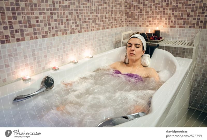 In der Wanne liegende Frau bei der Hydrotherapie-Behandlung schön Körper Gesundheitswesen Wellness Erholung Spa Freizeit & Hobby Badewanne Mensch Erwachsene