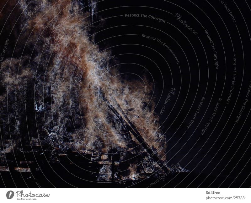 Feuerschen III Holz brennen Nacht heiß Physik Holzstapel Flackern rot gelb Brand Flamme Abend Feste & Feiern Sommersonnenwende Wärme hoch orange