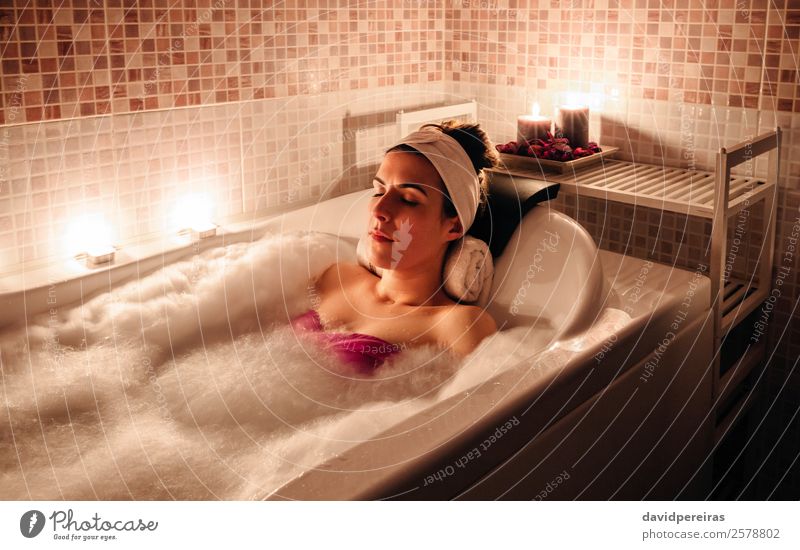 In der Wanne liegende Frau bei der Hydrotherapie-Behandlung schön Körper Gesundheitswesen Wellness Erholung Spa Freizeit & Hobby Badewanne Mensch Erwachsene