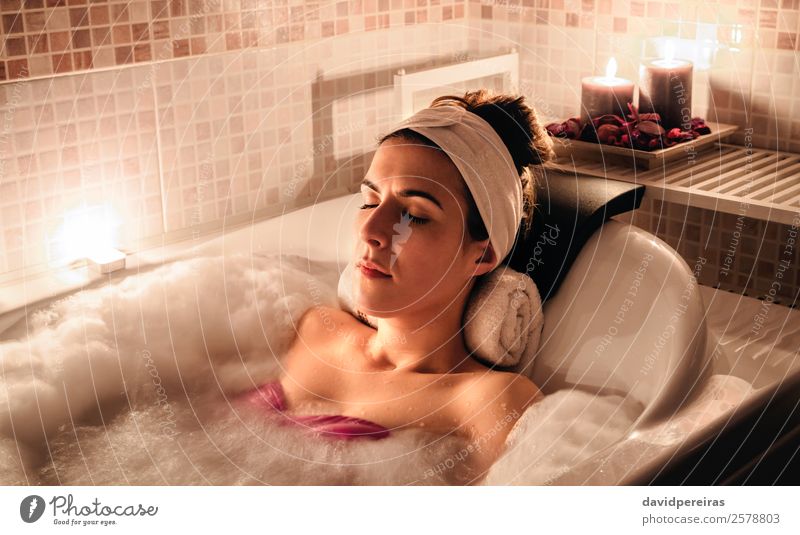 In der Wanne liegende Frau bei der Hydrotherapie-Behandlung schön Körper Gesundheitswesen Wellness Erholung Spa Freizeit & Hobby Badewanne Mensch Erwachsene