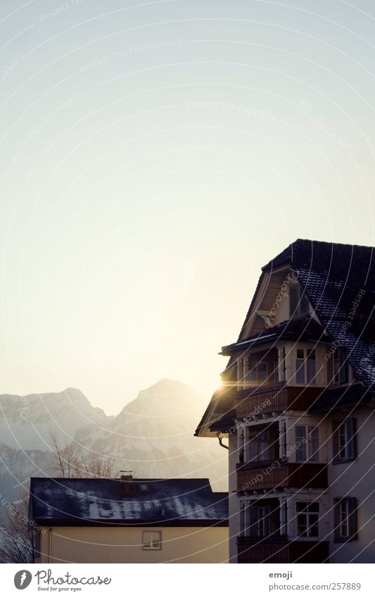 Wintersonne Himmel Wolkenloser Himmel Schönes Wetter Berge u. Gebirge Dorf Haus kalt Farbfoto Außenaufnahme Menschenleer Textfreiraum links Textfreiraum oben