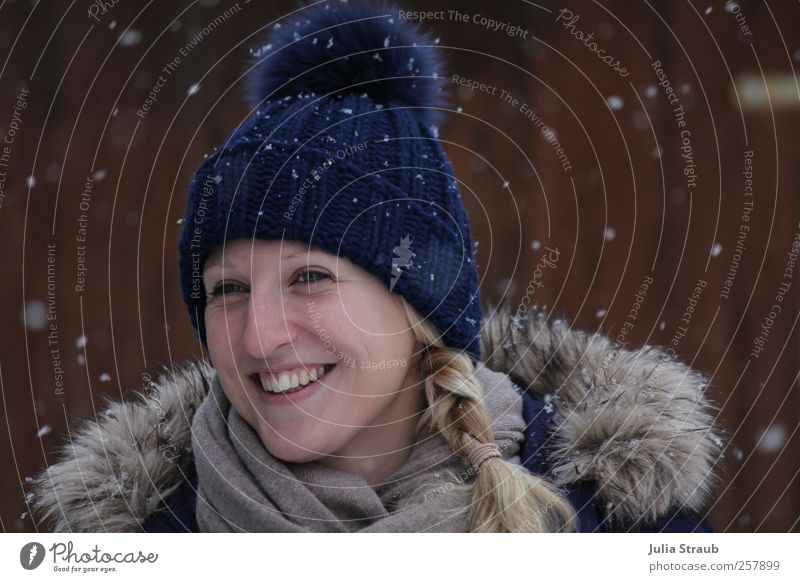 Schneeflöckchen Mensch Junge Frau Jugendliche Erwachsene Gesicht 1 18-30 Jahre Winter Schneefall lachen blond elegant Fröhlichkeit Glück natürlich schön blau