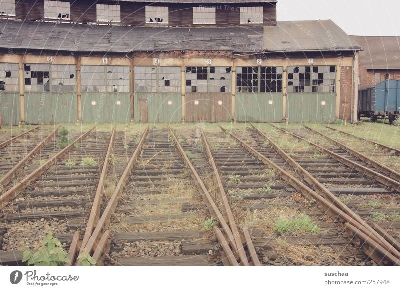 abstellgleis Gebäude Nostalgie Verfall Vergänglichkeit Schuppen Lokschuppen Leerstand kaputt verfallen lost place Schienenverkehr stilllegen Farbfoto