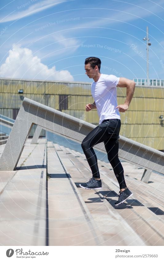 Muskulöser Mann beim Training in der Stadt Lifestyle Körper Erholung Sommer Sport Mensch maskulin Erwachsene Fitness springen muskulös stark schwarz