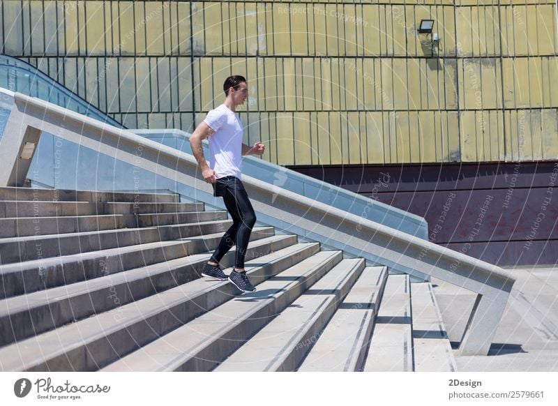 Muskulöser Mann beim Training in der Stadt Lifestyle Körper Erholung Sommer Sport Mensch maskulin Erwachsene Fitness springen muskulös stark schwarz