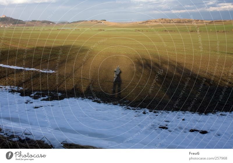 Hinterm Horizont gehts weiter Ferne Winter Schnee 1 Mensch Landschaft Himmel Sonnenlicht Schönes Wetter Feld Hügel Blick blau braun grün weiß Fernweh