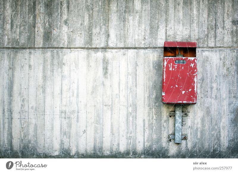 clean Stadt Stadtzentrum Bauwerk Gebäude Mauer Wand Fassade Betonwand grau rot Müll Müllbehälter entsorgen Sauberkeit Saubermann Stadtleben Urbanisierung 1