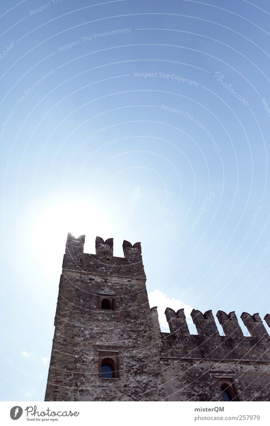 My Castle. Burg oder Schloss Ruine Kraft Festung Befestigung Zinnen Mittelalter Gardasee Turm Mauer wehrhaft Wehrgang Vergangenheit Epoche Rest Himmel Burgturm