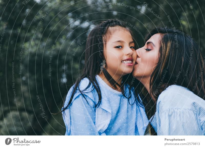 Glückliche Mutter küsste ihre Tochter und genoss einen Winternachmittag. Lifestyle Freizeit & Hobby Sommer Mensch feminin Kind Baby Mädchen Junge Frau