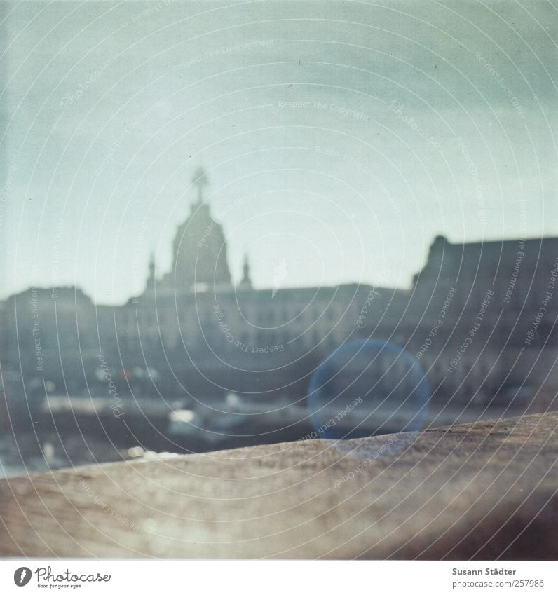 . Hauptstadt Altstadt Haus Kirche Dom Blick Blendenfleck Geländer Brücke Dresden Frauenkirche Elbe Lichtfleck analog Mittelformat Gedeckte Farben Außenaufnahme