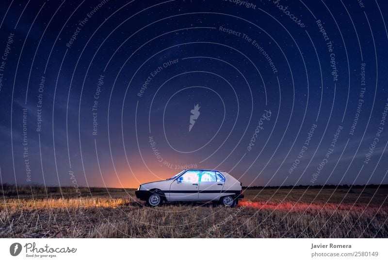 Ein klassisches Nachtauto. Ferien & Urlaub & Reisen Umwelt Natur Landschaft Himmel Nachthimmel Horizont Verkehr PKW Oldtimer alt Ferne einzigartig retro blau