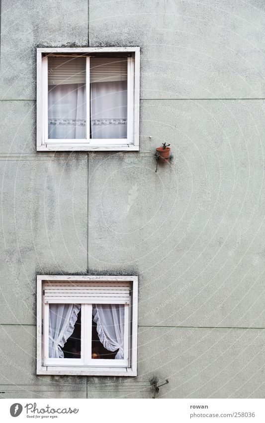 Fassade 2 Haus Einfamilienhaus Bauwerk Gebäude Architektur Mauer Wand Häusliches Leben Autofenster Vorhang Gardine Dekoration & Verzierung Rollladen alt trist