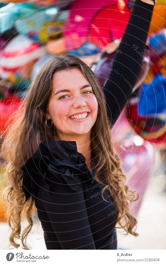 Auf dem Freimarkt Mensch feminin Junge Frau Jugendliche 1 18-30 Jahre Erwachsene Stadt Stoff Bluse Rüschen Schmuck Ohrringe Haare & Frisuren brünett langhaarig