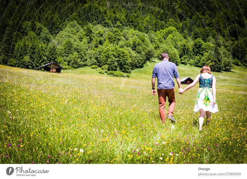 glückliche Liebhaber im Urlaub in den Alpenbergen Lifestyle Glück schön Leben Erholung Ferien & Urlaub & Reisen Abenteuer Sommer Berge u. Gebirge Frau