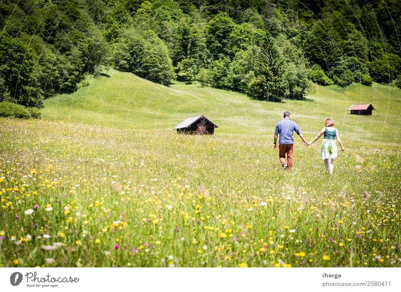 glückliche Liebhaber im Urlaub in den Alpenbergen Lifestyle Glück schön Leben Erholung Ferien & Urlaub & Reisen Abenteuer Sommer Berge u. Gebirge Frau