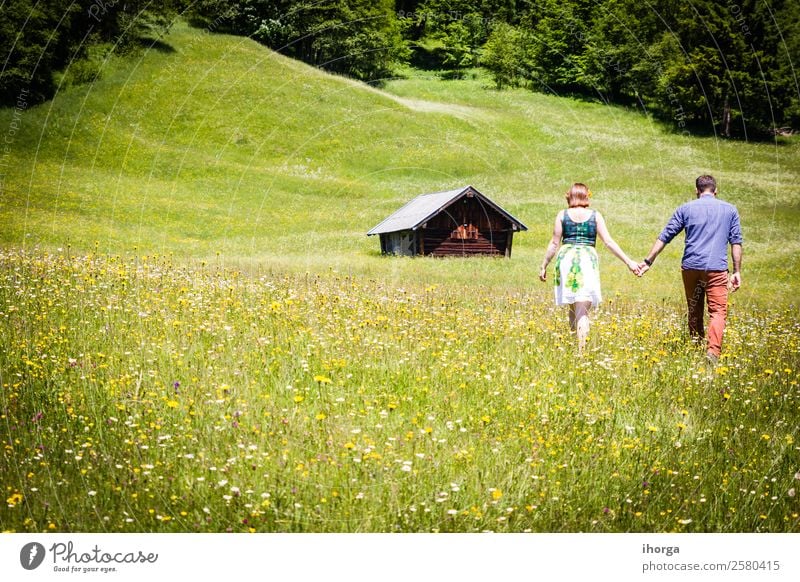 glückliche Liebhaber im Urlaub in den Alpenbergen Lifestyle Glück schön Leben Erholung Ferien & Urlaub & Reisen Abenteuer Sommer Berge u. Gebirge Frau