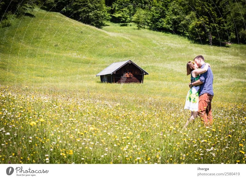 glückliche Liebhaber im Urlaub in den Alpenbergen Lifestyle schön Leben Erholung Ferien & Urlaub & Reisen Abenteuer Sommer Berge u. Gebirge Frau Erwachsene Mann