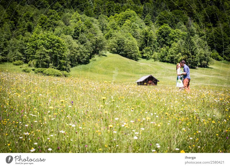 glückliche Liebhaber im Urlaub in den Alpenbergen Abenteuer Hintergrund schön heiter Landschaft Paar Europa Frau Feld Blume Wald Mädchen grün Hände Fröhlichkeit