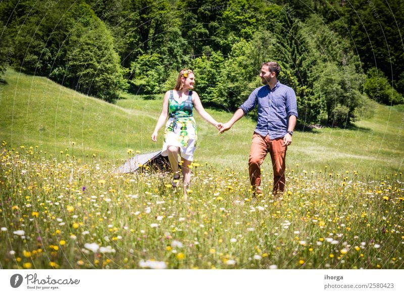 glückliche Liebhaber im Urlaub in den Alpenbergen Lifestyle schön Leben Erholung Ferien & Urlaub & Reisen Abenteuer Sommer Berge u. Gebirge Mensch Frau