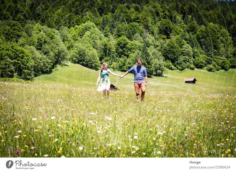 glückliche Liebhaber im Urlaub in den Alpenbergen Abenteuer Hintergrund schön heiter Landschaft Paar Europa Frau Feld Blume Wald Mädchen grün Hände Fröhlichkeit