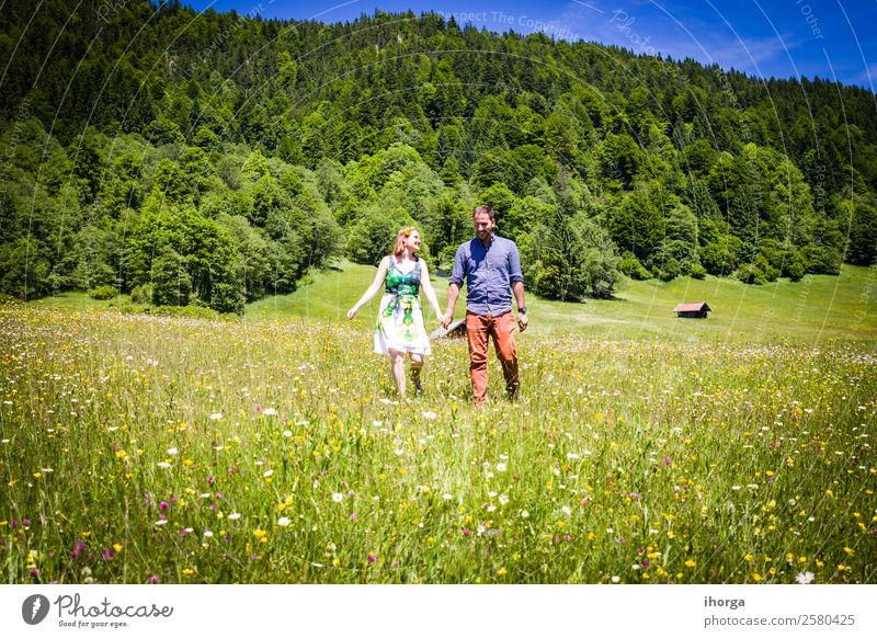 glückliche Liebhaber im Urlaub in den Alpenbergen Lifestyle schön Leben Erholung Ferien & Urlaub & Reisen Abenteuer Sommer Berge u. Gebirge Frau Erwachsene Mann