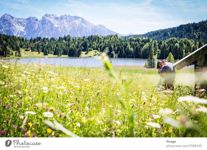 glückliche Liebhaber im Urlaub in den Alpenbergen Lifestyle schön Leben Erholung Ferien & Urlaub & Reisen Abenteuer Sommer Berge u. Gebirge Frau Erwachsene Mann