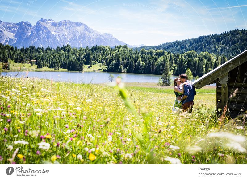 glückliche Liebhaber im Urlaub in den Alpenbergen Abenteuer Hintergrund schön heiter Landschaft Paar Europa Frau Feld Blume Wald Mädchen grün Hände Fröhlichkeit