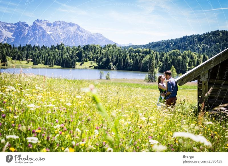 glückliche Liebhaber im Urlaub in den Alpenbergen Abenteuer Hintergrund schön heiter Landschaft Paar Europa Frau Feld Blume Wald Mädchen grün Hände Fröhlichkeit