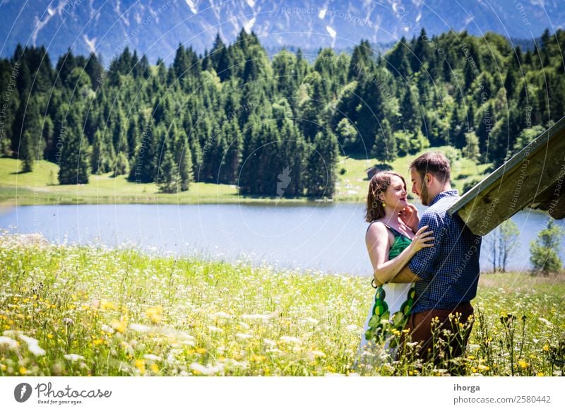 glückliche Liebhaber im Urlaub in den Alpenbergen Abenteuer Hintergrund schön heiter Landschaft Paar Europa Frau Feld Blume Wald Mädchen grün Hände Fröhlichkeit