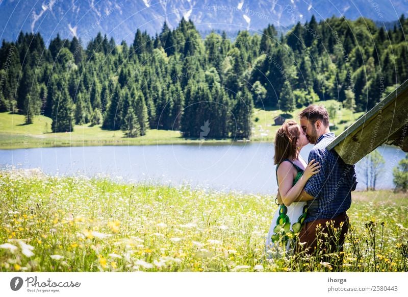 glückliche Liebhaber im Urlaub in den Alpenbergen Lifestyle schön Leben Erholung Ferien & Urlaub & Reisen Abenteuer Sommer Berge u. Gebirge Mensch Frau