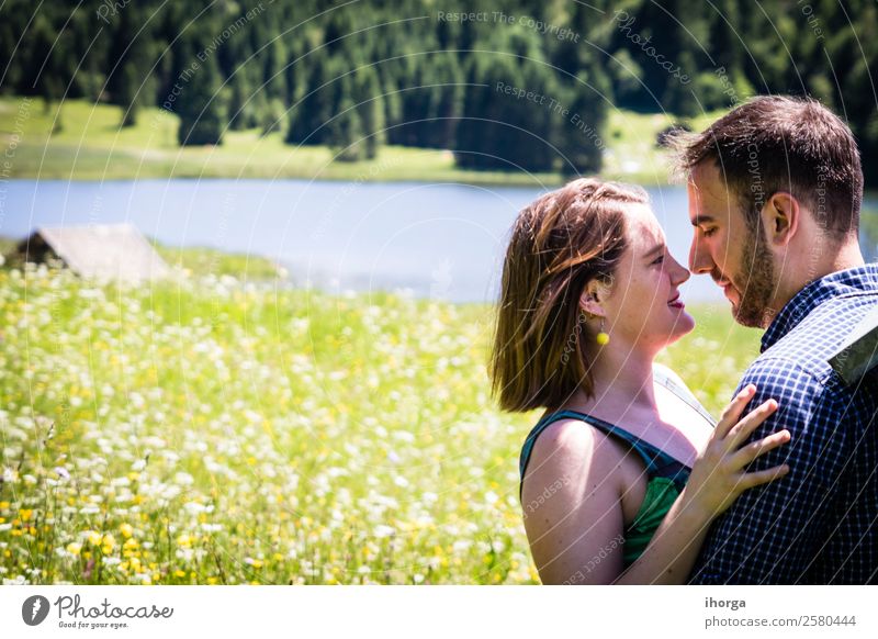 glückliche Liebhaber im Urlaub in den Alpenbergen Lifestyle Glück schön Leben Erholung Ferien & Urlaub & Reisen Abenteuer Sommer Berge u. Gebirge Frau