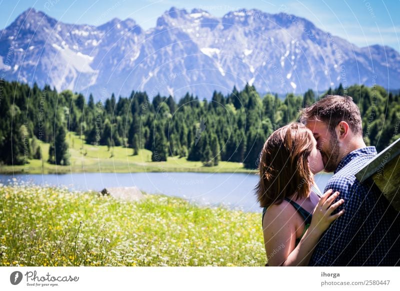 Zwei glückliche Liebhaber im Urlaub in den Alpenbergen Lifestyle Glück schön Leben Erholung Ferien & Urlaub & Reisen Abenteuer Sommer Berge u. Gebirge Frau