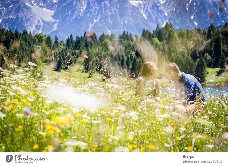 glückliche Liebhaber im Urlaub in den Alpenbergen Abenteuer Hintergrund schön heiter Landschaft Paar Europa Frau Feld Blume Wald Mädchen grün Hände Fröhlichkeit