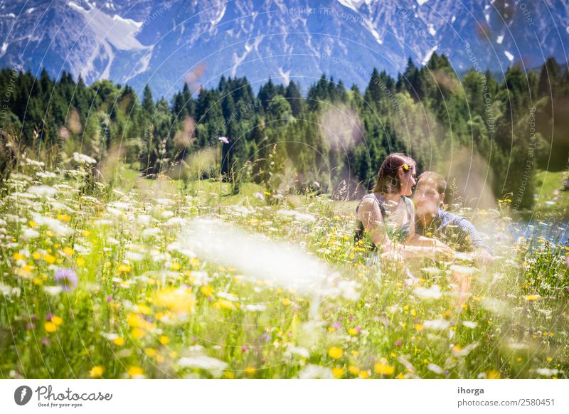 glückliche Liebhaber im Urlaub in den Alpenbergen Lifestyle Glück schön Leben Erholung Ferien & Urlaub & Reisen Abenteuer Sommer Berge u. Gebirge Frau