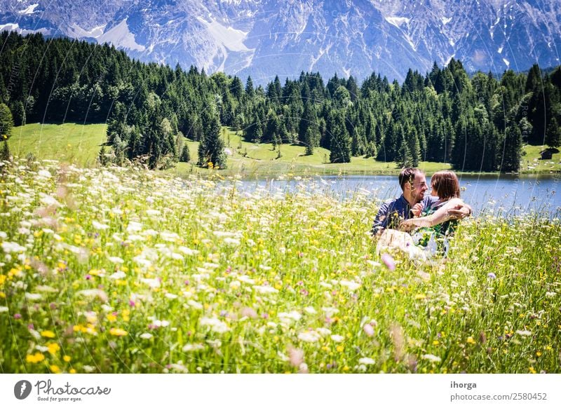 glückliche Liebhaber im Urlaub in den Alpenbergen Abenteuer Hintergrund schön heiter Landschaft Paar Europa Frau Feld Blume Wald Mädchen grün Hände Fröhlichkeit