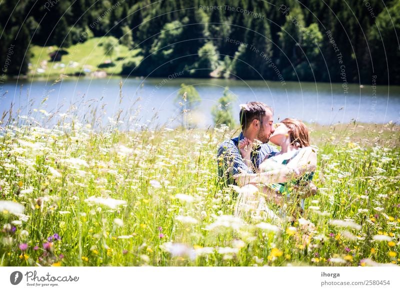 glückliche Liebhaber im Urlaub in den Alpenbergen Abenteuer Hintergrund schön heiter Landschaft Paar Europa Frau Feld Blume Wald Mädchen grün Hände Fröhlichkeit