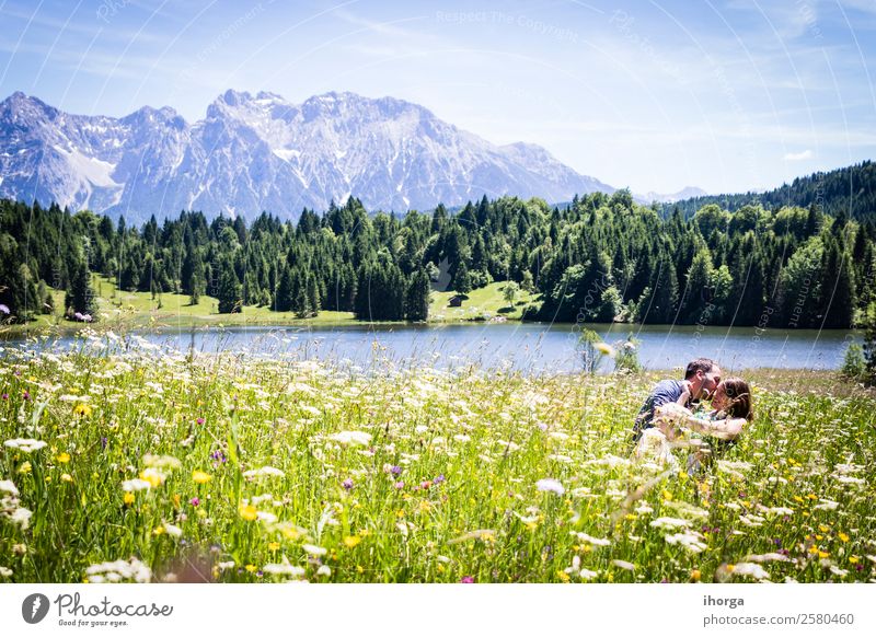 glückliche Liebhaber im Urlaub in den Alpenbergen Lifestyle Glück schön Leben Erholung Ferien & Urlaub & Reisen Abenteuer Sommer Berge u. Gebirge Frau