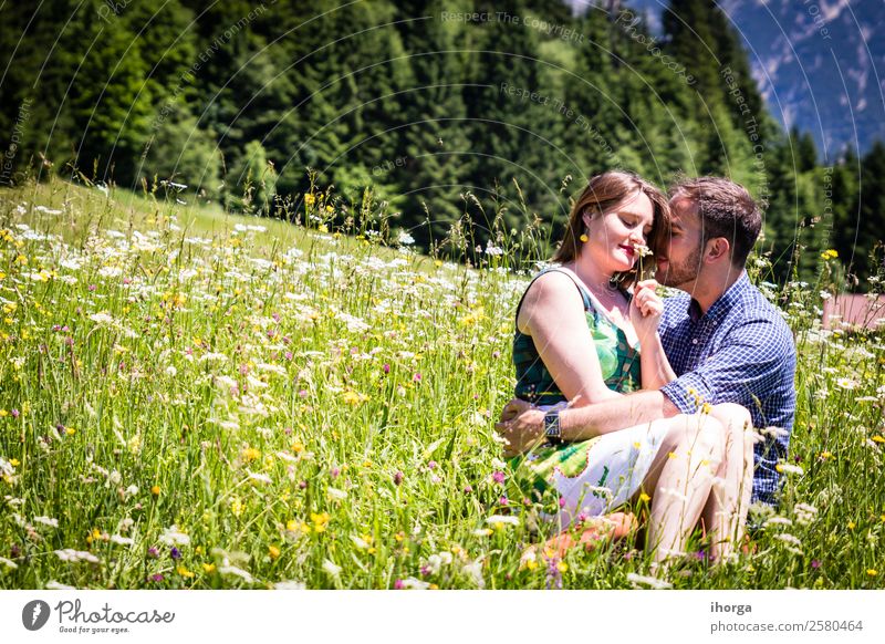 glückliche Liebhaber im Urlaub in den Alpenbergen Abenteuer Hintergrund schön heiter Landschaft Paar Europa Frau Feld Blume Wald Mädchen grün Hände Fröhlichkeit