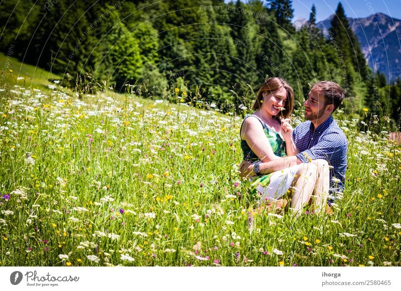 glückliche Liebhaber im Urlaub in den Alpenbergen Abenteuer Hintergrund schön heiter Landschaft Paar Europa Frau Feld Blume Wald Mädchen grün Hände Fröhlichkeit