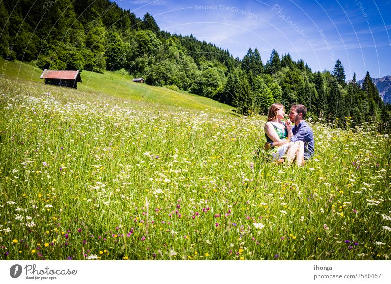 glückliche Liebhaber im Urlaub in den Alpenbergen Lifestyle schön Leben Erholung Ferien & Urlaub & Reisen Abenteuer Sommer Berge u. Gebirge Frau Erwachsene Mann