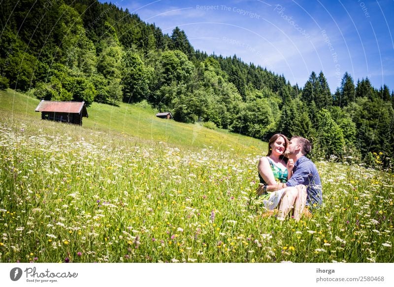 glückliche Liebhaber im Urlaub in den Alpenbergen Abenteuer Hintergrund schön heiter Landschaft Paar Europa Frau Feld Blume Wald Mädchen grün Hände Fröhlichkeit