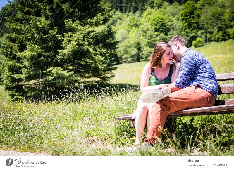 glückliche Liebhaber im Urlaub in den Alpenbergen Lifestyle Glück schön Leben Erholung Ferien & Urlaub & Reisen Abenteuer Sommer Berge u. Gebirge Frau