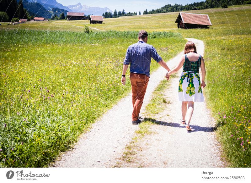 glückliche Liebhaber im Urlaub in den Alpenbergen Lifestyle Glück schön Leben Erholung Ferien & Urlaub & Reisen Abenteuer Sommer Berge u. Gebirge Mensch Frau